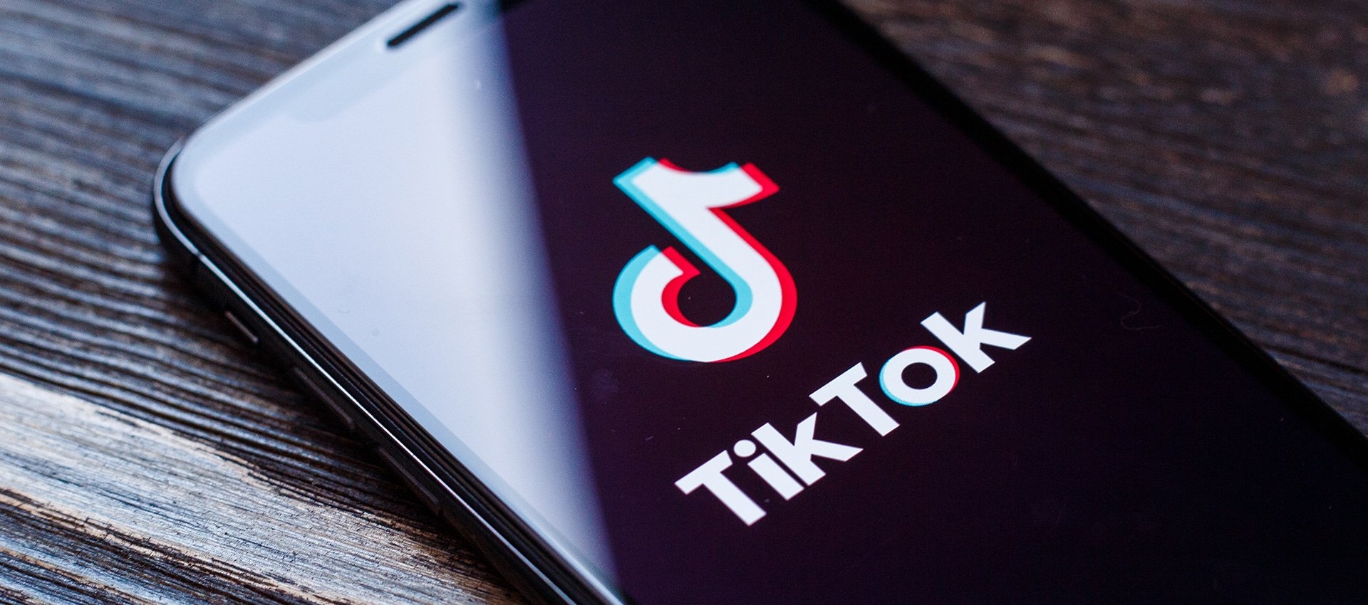 Celular com o app do TikTok