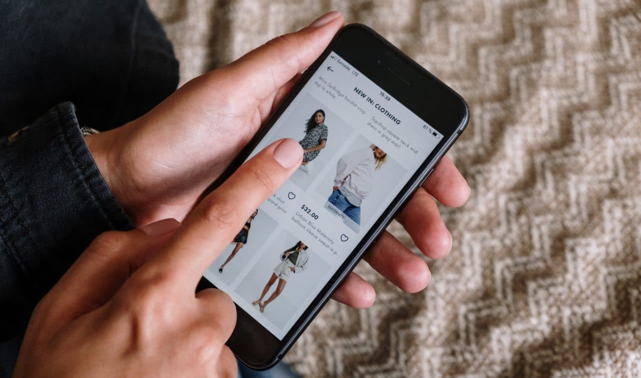 Imagem mostra pessoa comprando no celular. Se você quer vender no Facebook Marketplace, basta seguir alguns passos