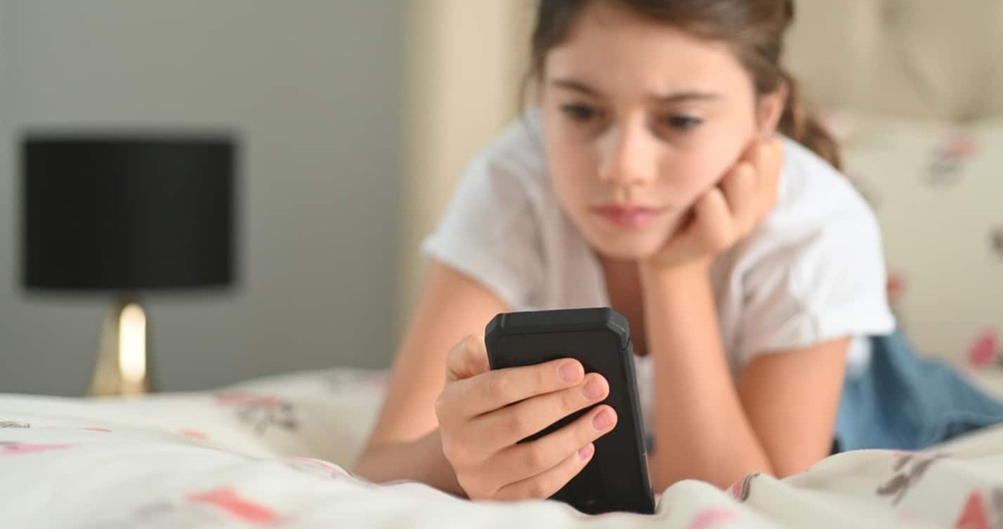 Facebook vai restringir a segmentação de anúncios para menores de idade. Imagem: chameleons eye/iStock Photos