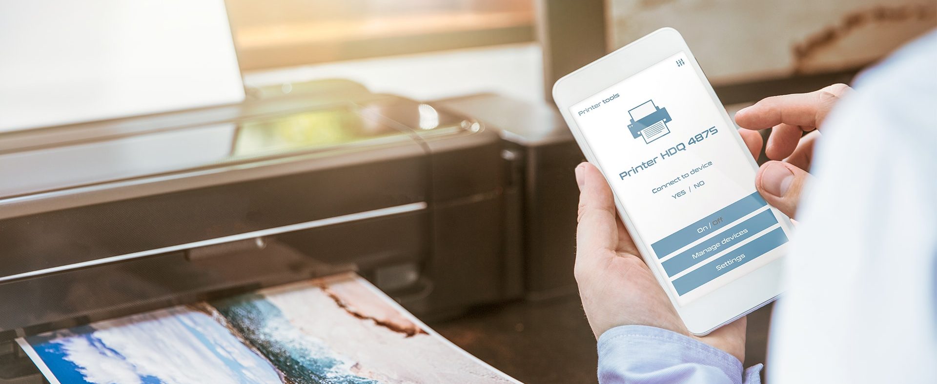 Homem usando o celular para imprimir