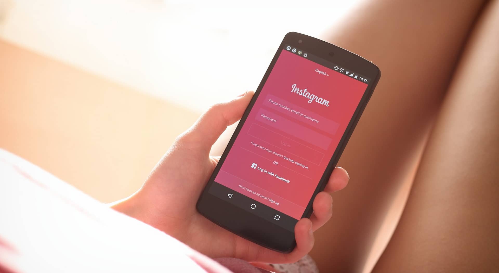 Imagem mostra pessoa segurando celular aberto no Instagram, que adicionou novo filtro para barrar conteúdo e está gerando polêmica
