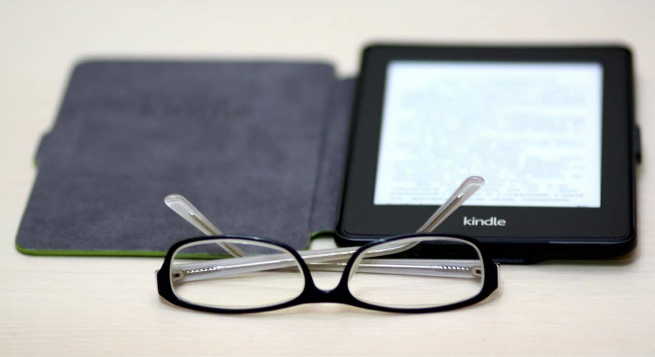 Imagem mostra Kindle com par de óculos na frente, simbolizando concurso de literatura promovido pela Amazon e que dará prêmios em dinheiro