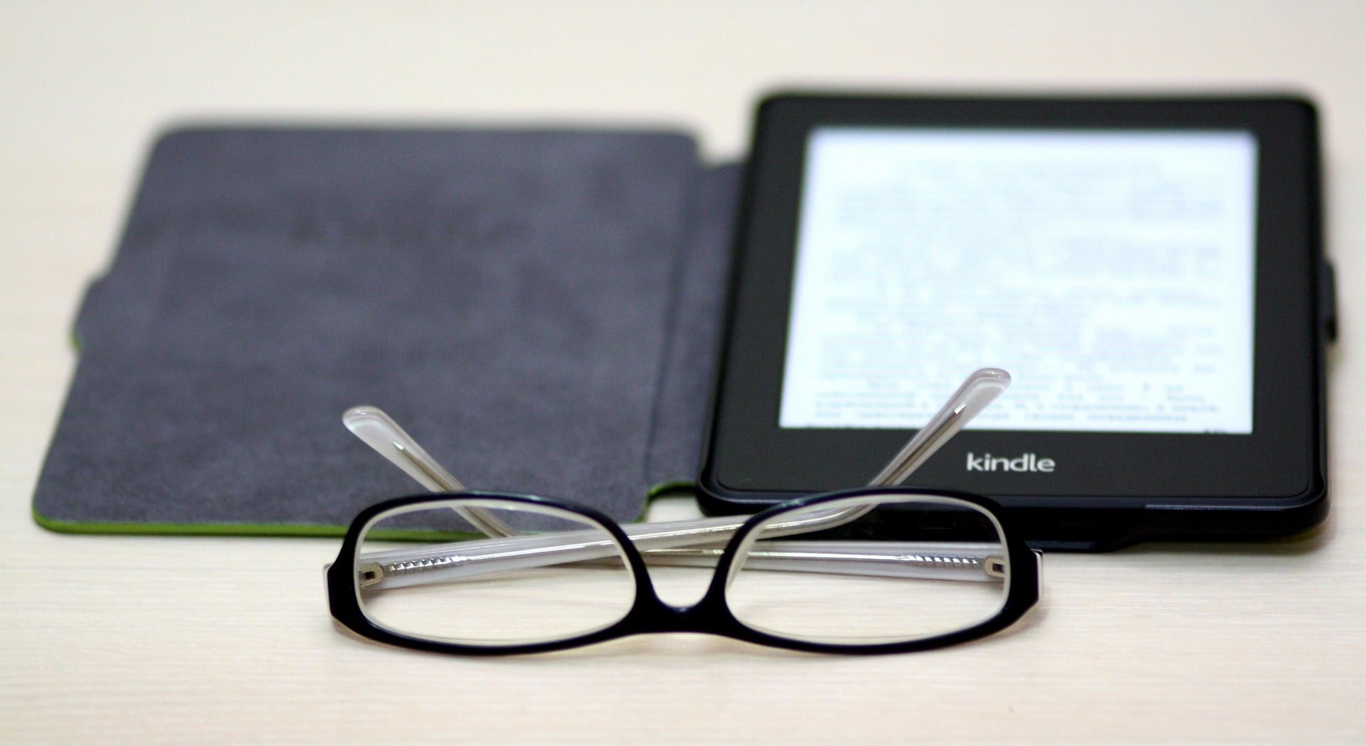 Imagem mostra Kindle com par de óculos na frente, simbolizando concurso de literatura promovido pela Amazon e que dará prêmios em dinheiro