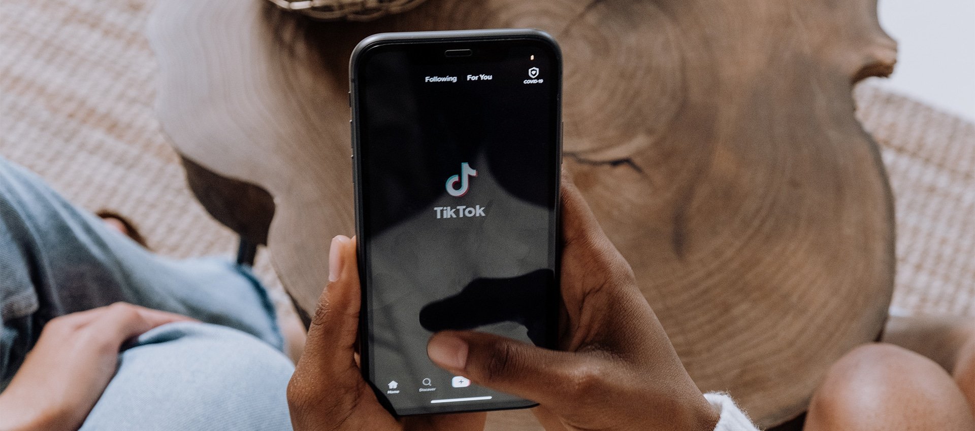 Modelo com o app do Tik Tok que paga direitos autorais