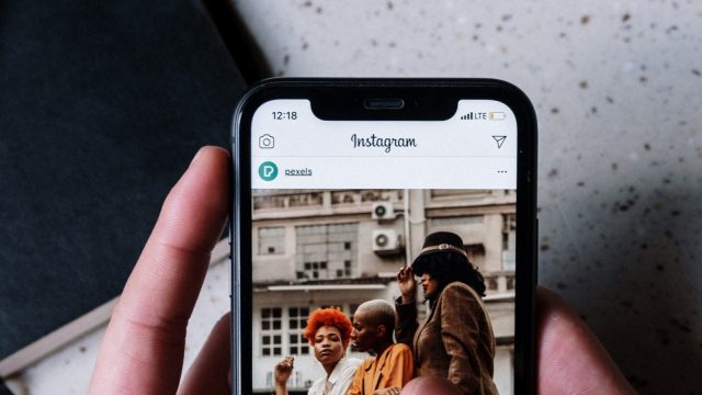 Instagram em uma tela de celular que poderá receber vídeos em tela cheia