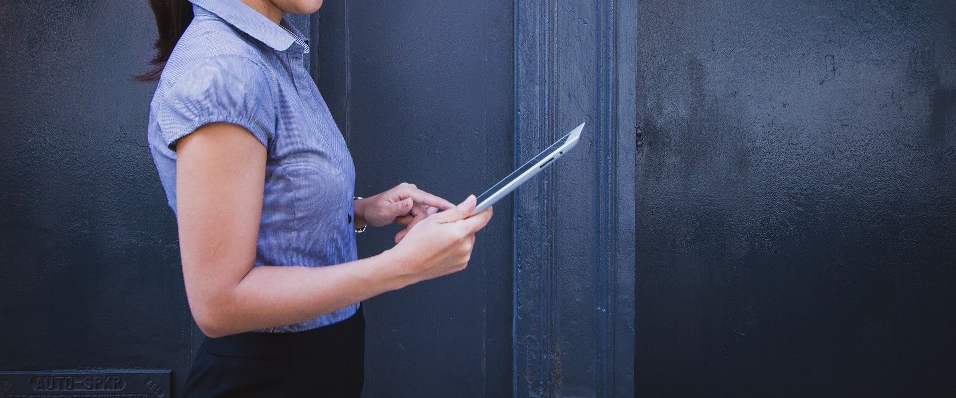 Mulher segurando um tablet para ilustrar um possível tablet da OnePlus sob o nome OnePlus Pad