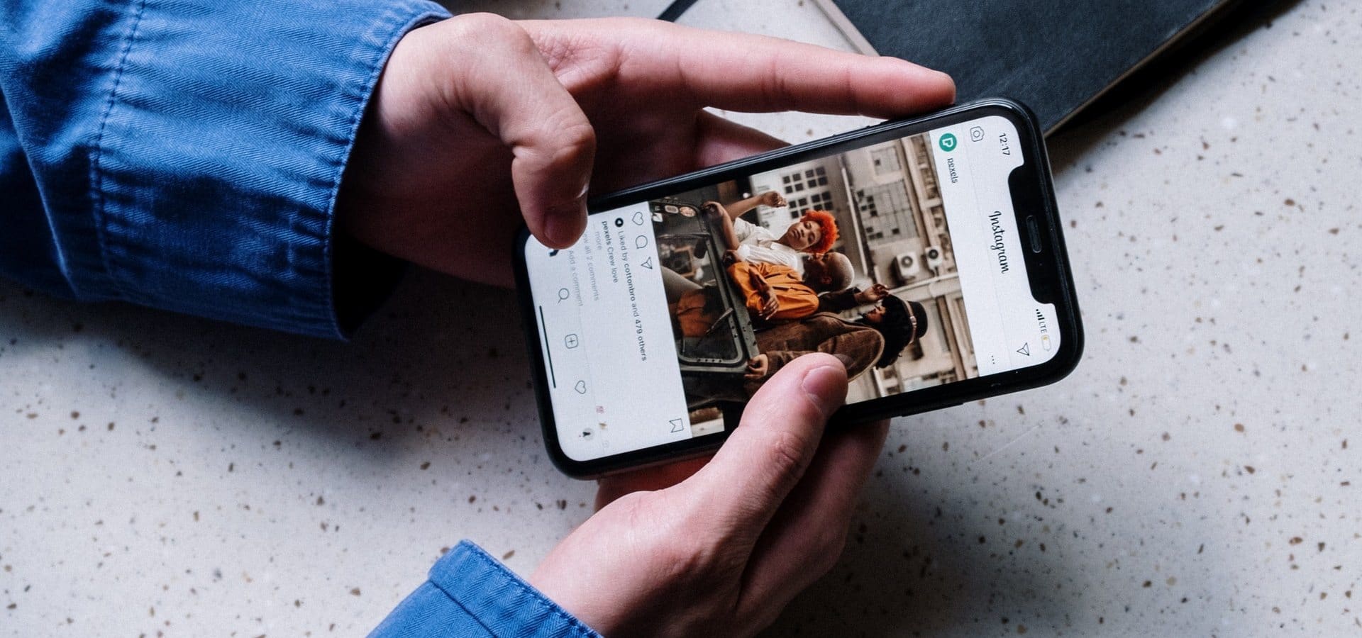 Pessoa usando o Instagram, que agora possui controle de conteúdo sensível