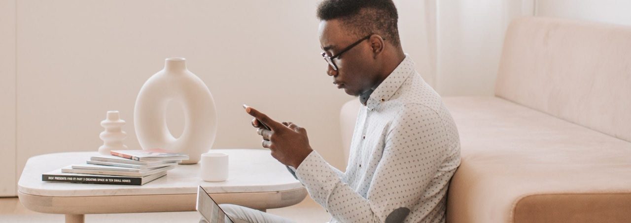 Homem mandando mensagem pelo WhatsApp para alguém que ele não salvou nos contatos