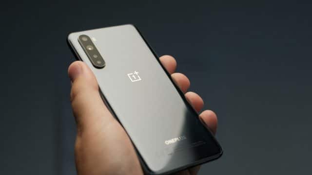 Imagem mostra smartphone da OnePlus, que pode ter cancelado a produção e o lançamento do 9T