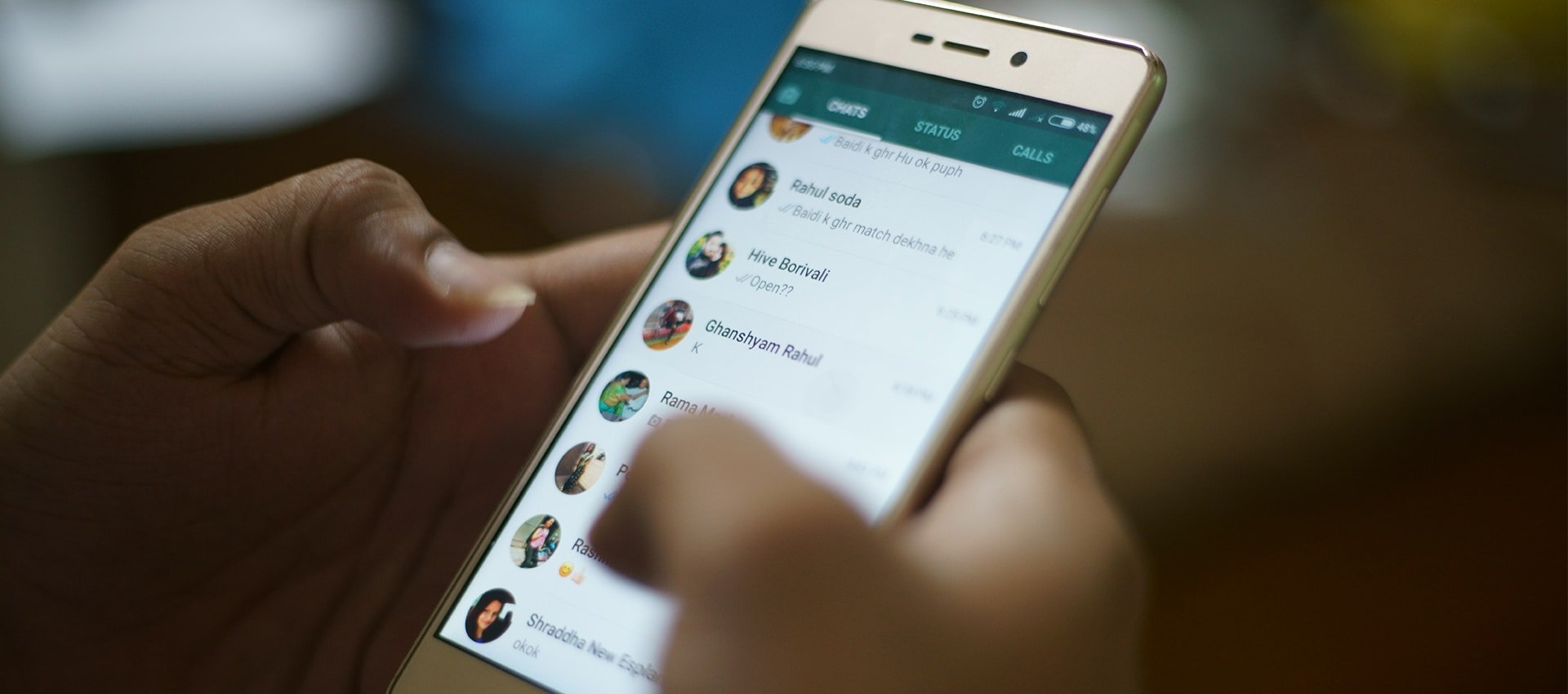Pessoa com conversas e grupos do WhatsApp abertos
