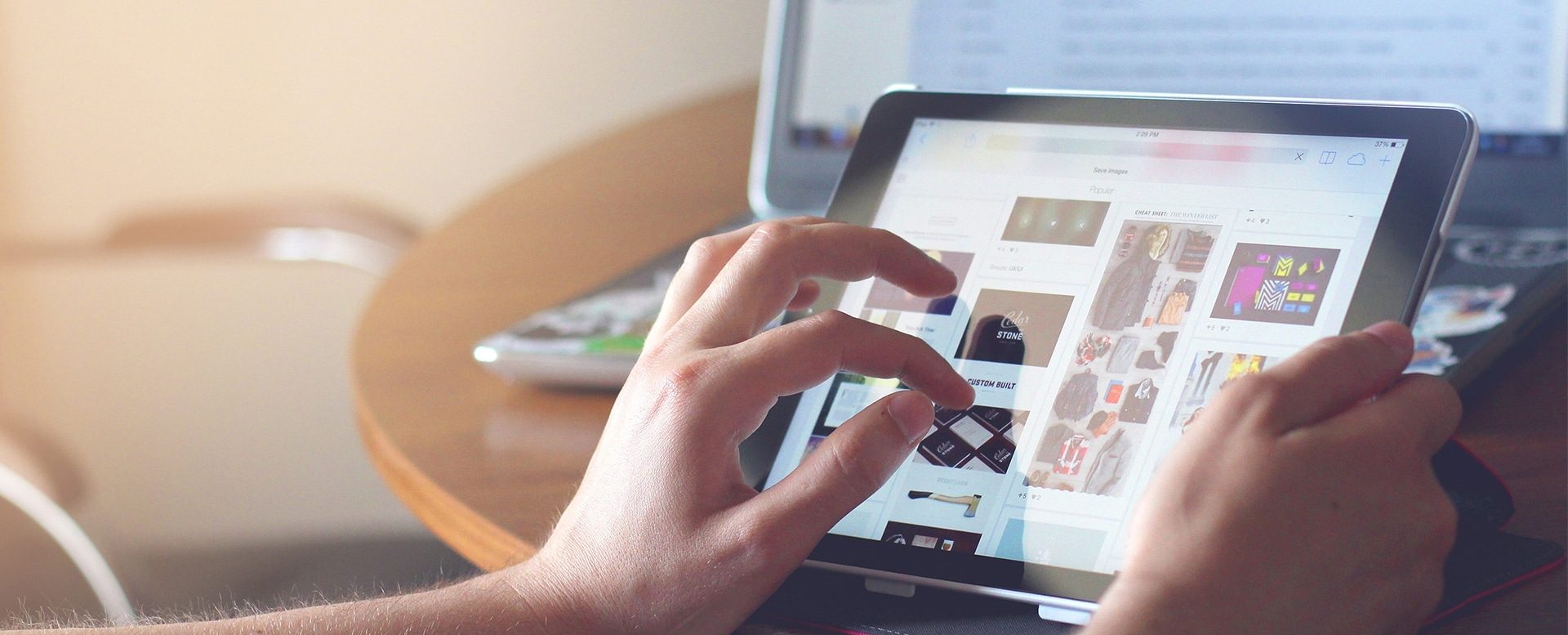 Pessoa mexendo em um tablet