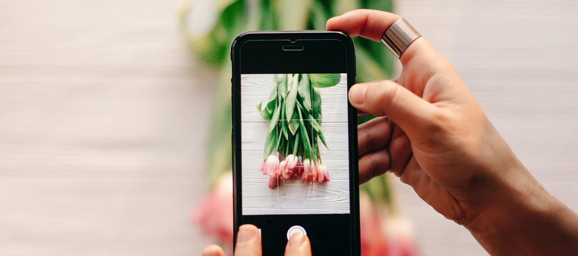 Pessoa tirando foto para publicar no Instagram