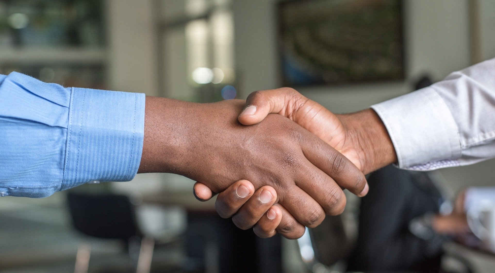 Imagem mostra duas pessoas em aperto de mãos, simbolizando ajuda do TikTok para que usuário encontre um novo emprego