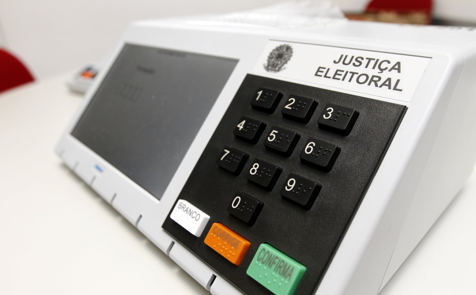 Imagem mostra urna eletrônica. Câmara estuda suspensão de rede social de políticos durante campanha