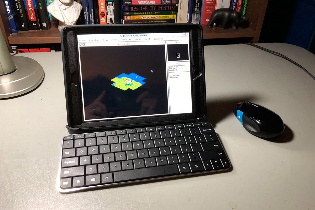 imagem mostra iPad com teclado e mouse portátil rodando windows 3.1