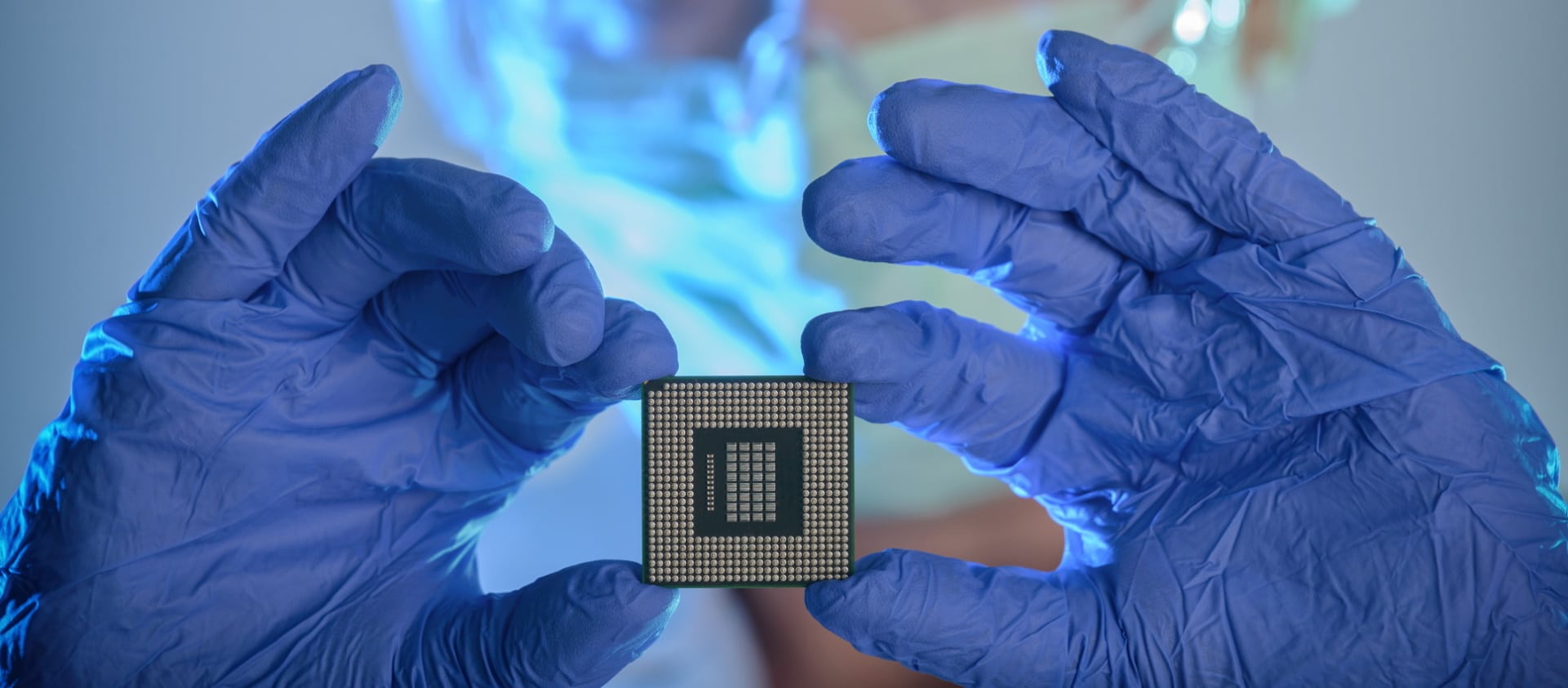 Imagem mostra pessoa segurando chip, simbolizando que escassez de chips pode prejudicar lucros da Apple