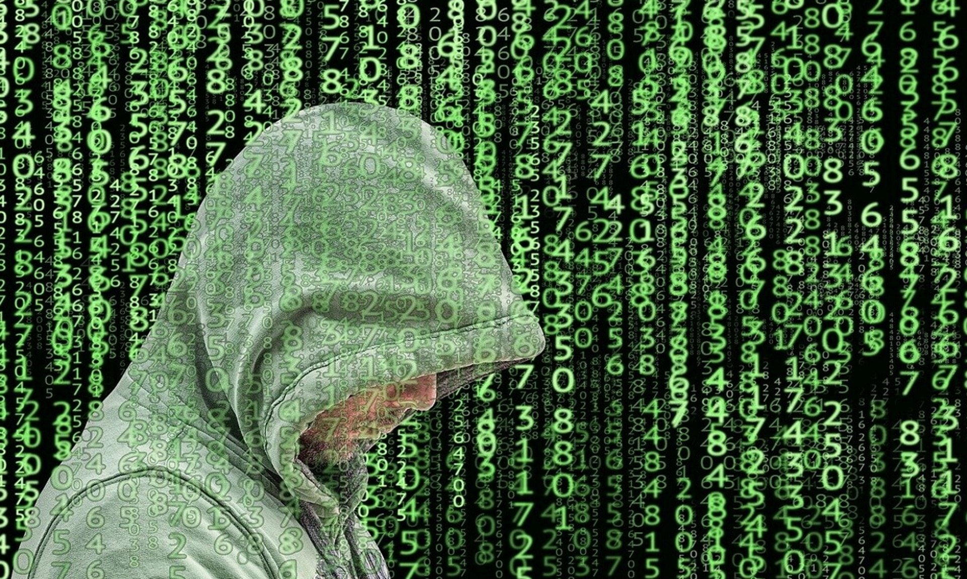Imagem mostra pessoa de capuz verde e sequência de números passando atrás, simbolizando falha de segurança que atingiu gerenciador de senhas da Kaspersky