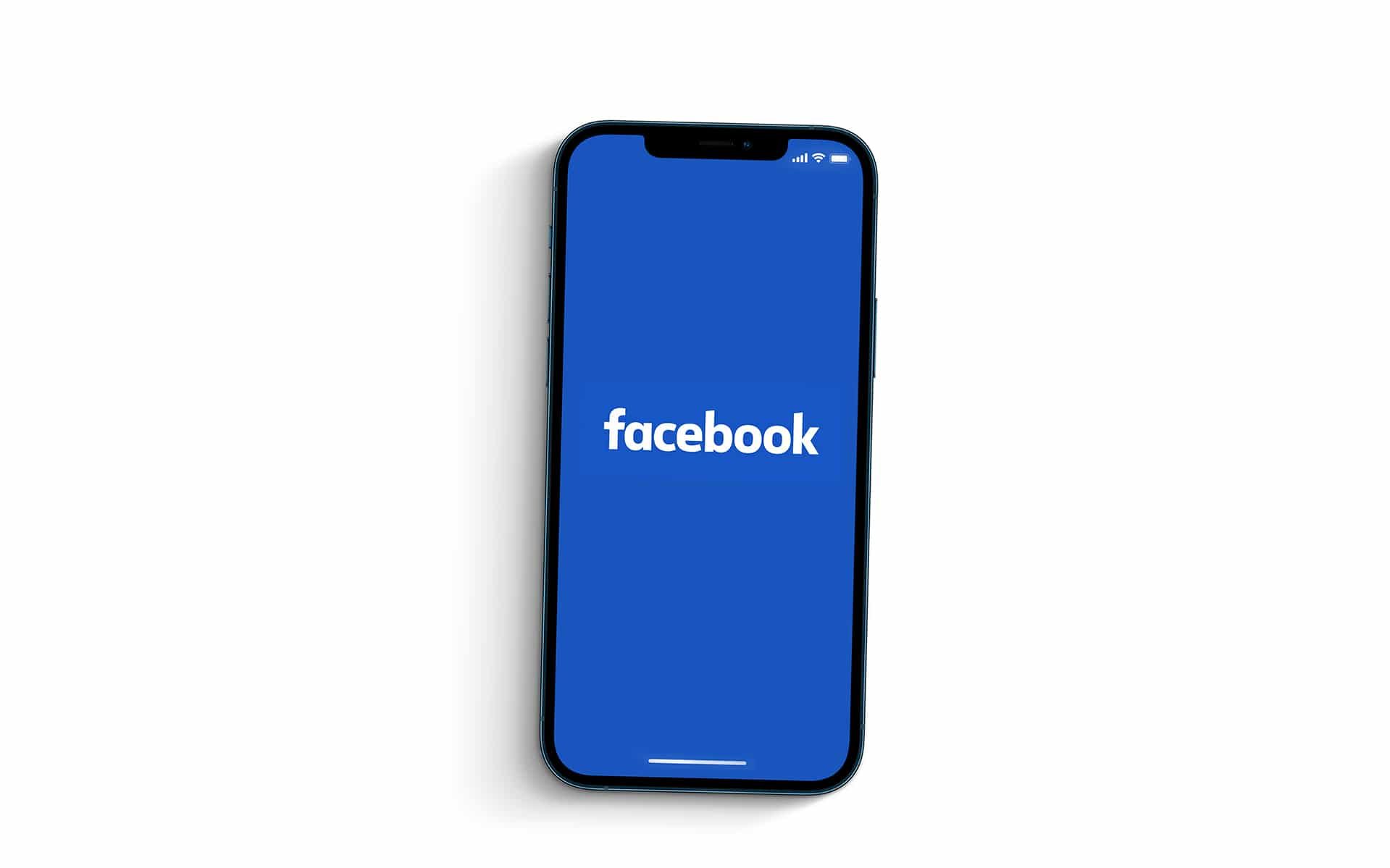 App do Facebook em um iPhone sobre fundo branco