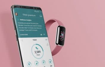 Provável Fitbit Charge 5 vaza em imagem com tela colorida