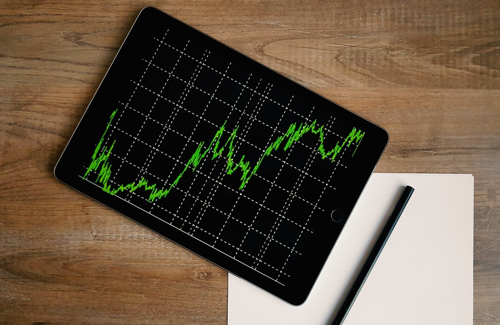 Imagem mostra tablet com gráfico na tela, simbolizando aumento nas remessas de smartphones no segundo trimestre