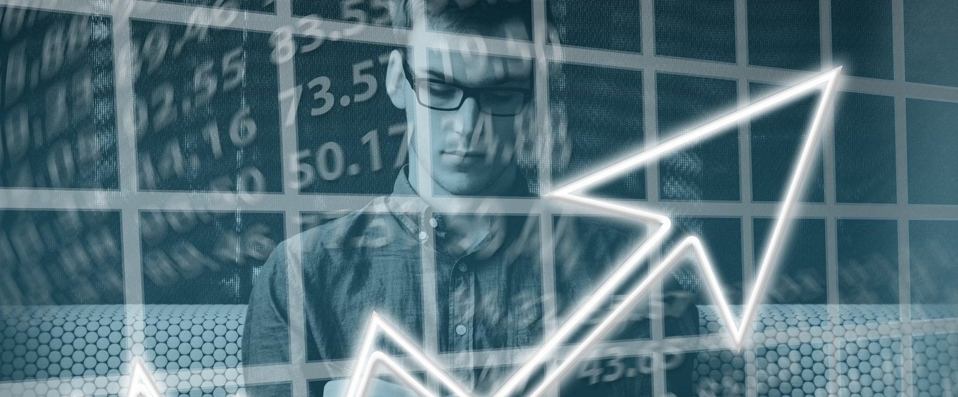 Imagem mostra gráfico com seta para cima, simbolizando que as remessas globais de celulares crescem a cada dia