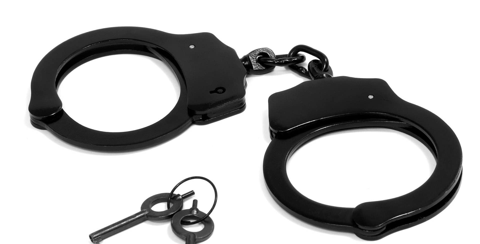 Imagem mostra algemas, simbolizando ameaça da Apple de prender um leaker que vazou informações e supostamente roubou um protótipo de iPhone