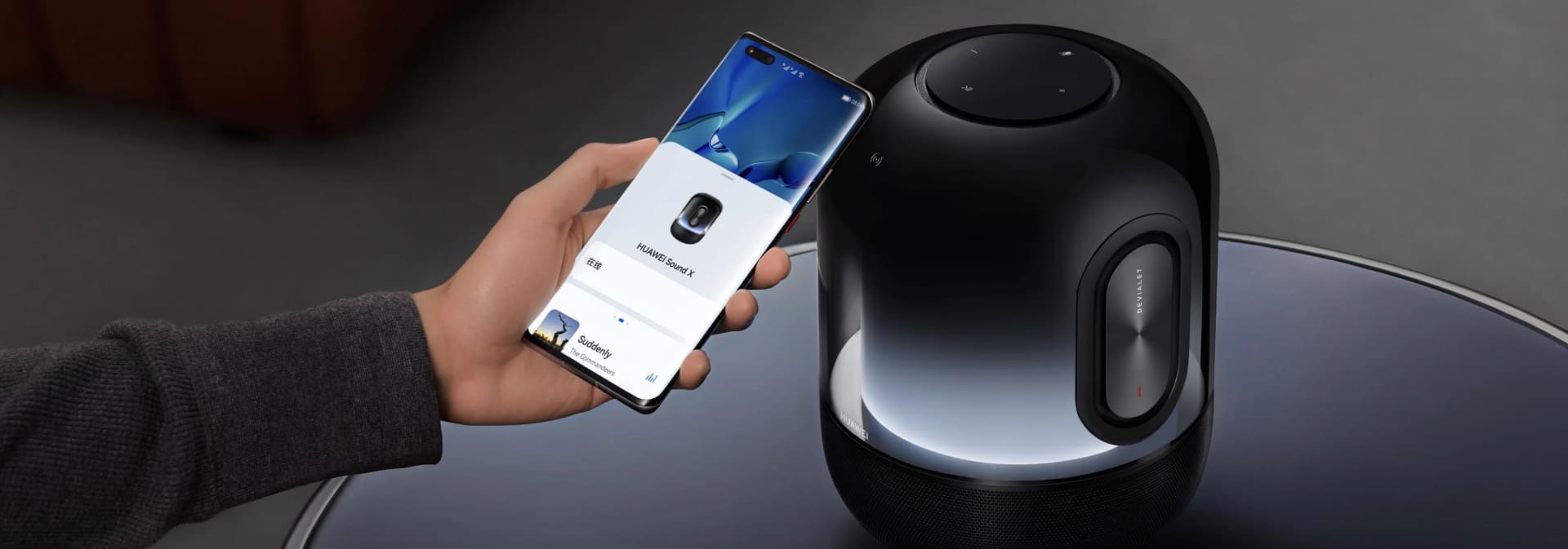 Imagem mostra mão de uma pessoa se aproximando da smart speaker Huawei Sound X, lançada hoje pela marca