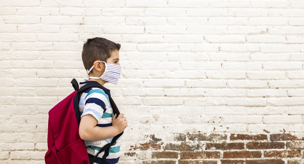 Criança andando sozinha