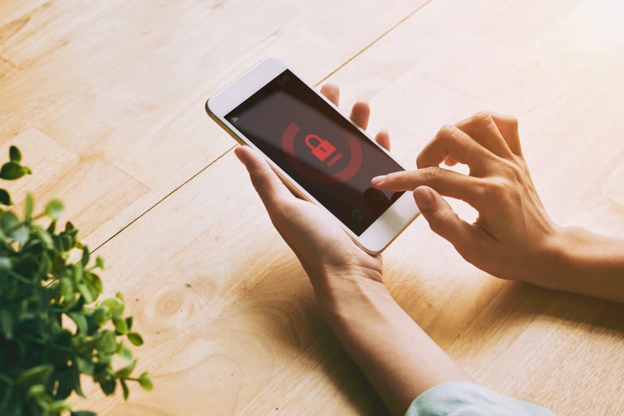 Google remove 9 apps acusados de roubarem login de usuários do Facebook. Imagem:Dragon Images/iStock Photos
