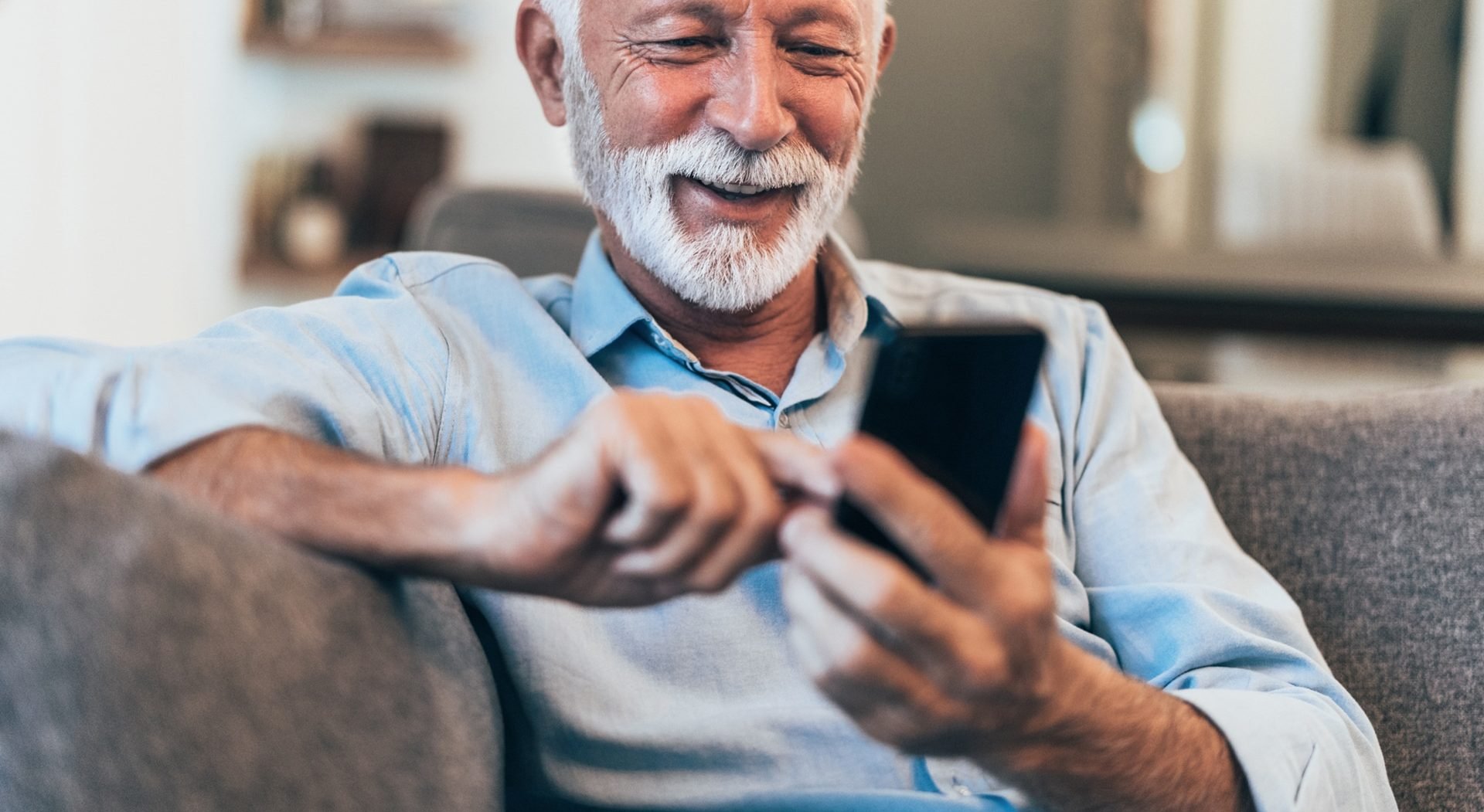 Idoso usando o celular