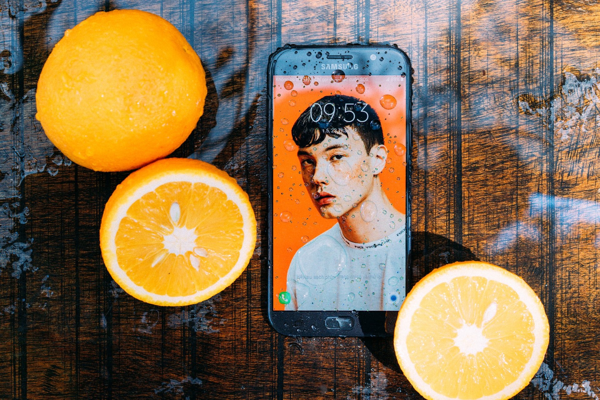 App testa se celular android é à prova d'água mesmo sem água. Imagem: Khiet Tam/Unsplash