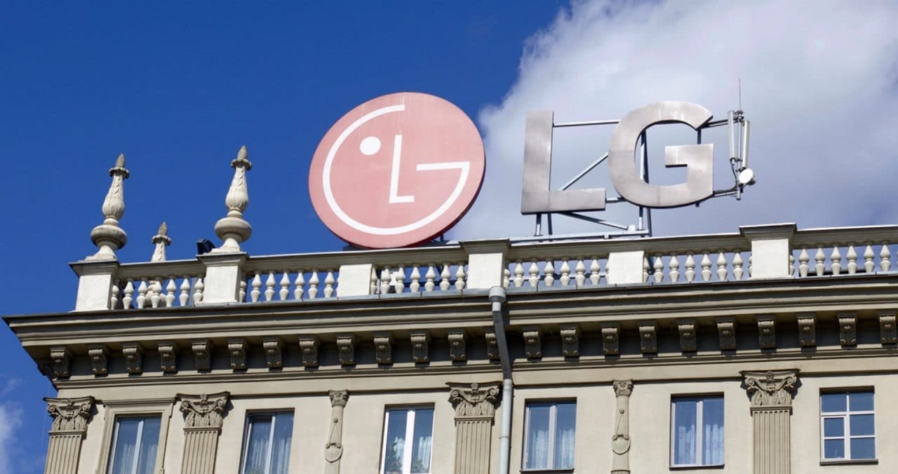 Imagem mostra logo da LG no topo de um prédio, simbolizando que as lojas da empresa na Coreia do Sul estão autorizadas a vender produtos Apple