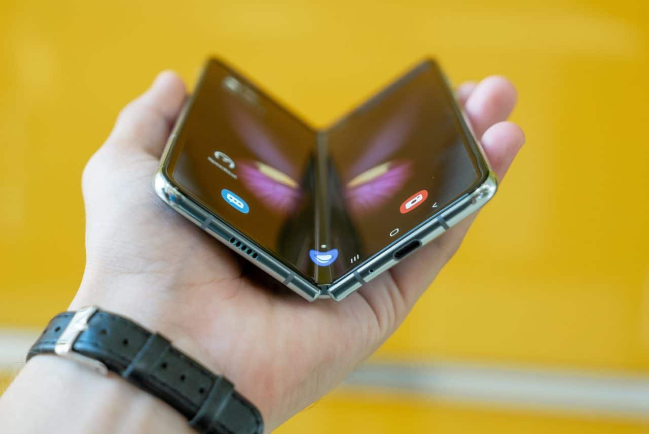 Rumor sugere que Samsung deve ser a principal fabricante de telas 120Hz dobráveis de 2021. Imagem: Mika Baumeister/Unsplash