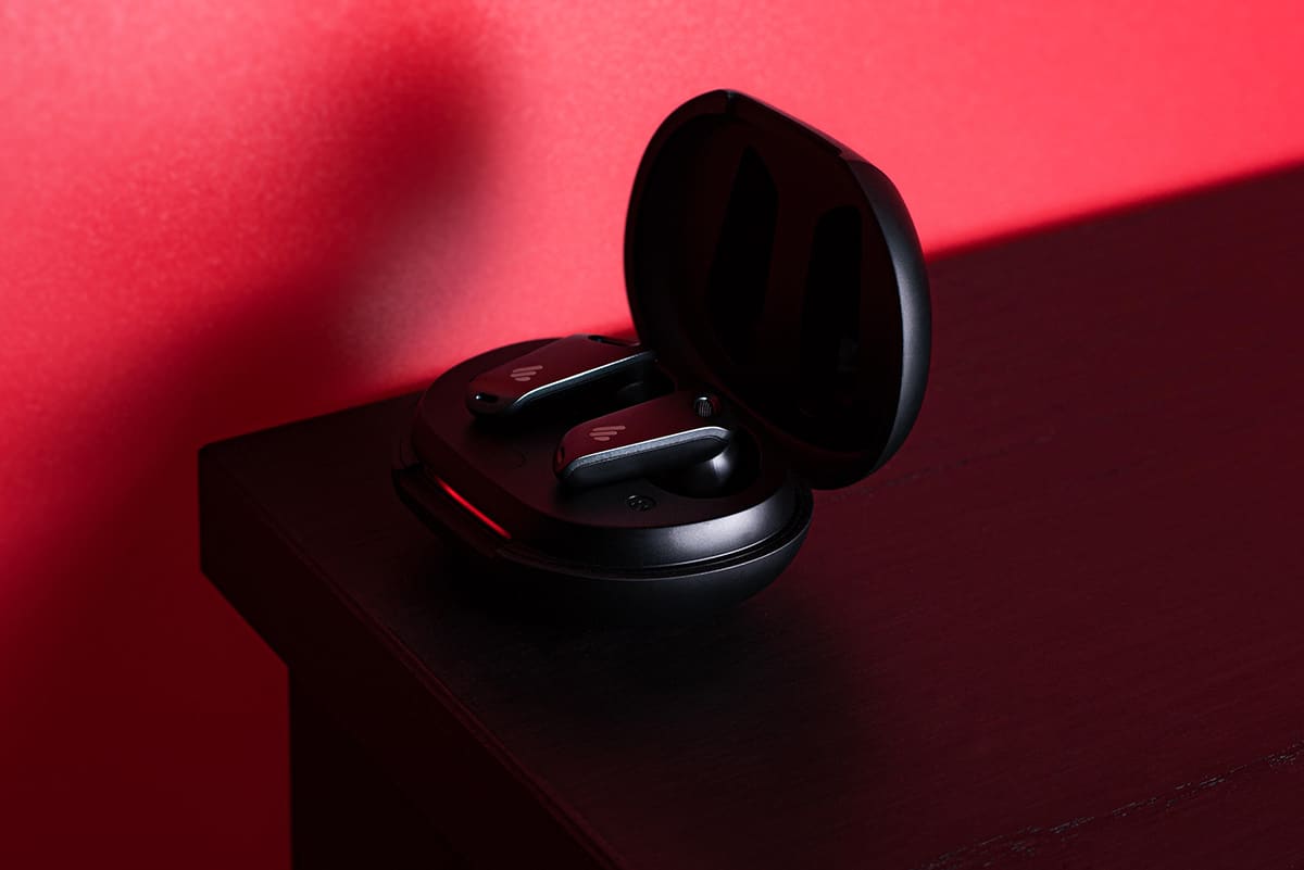 fones neobuds pro na caixa de carregamento sobre uma mesa