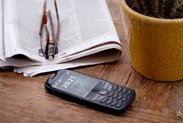 Nokia 6310 em cima de uma mesa