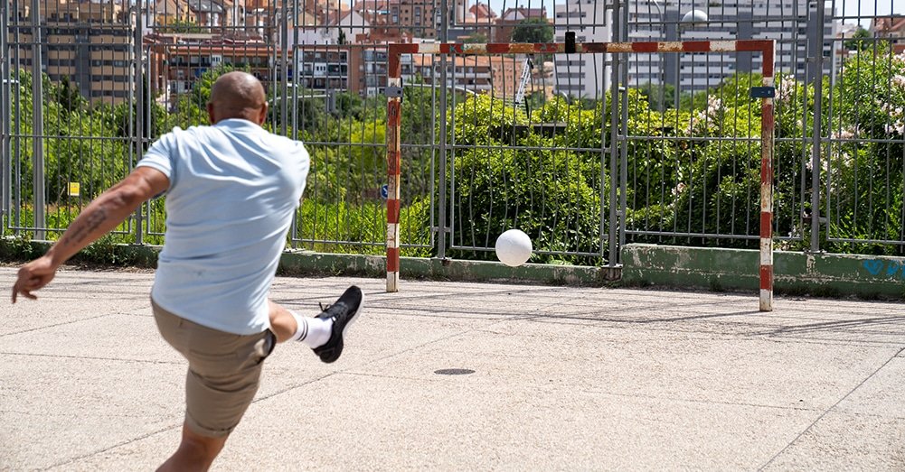 Roberto Carlos chuta uma bola no Nokia XR20