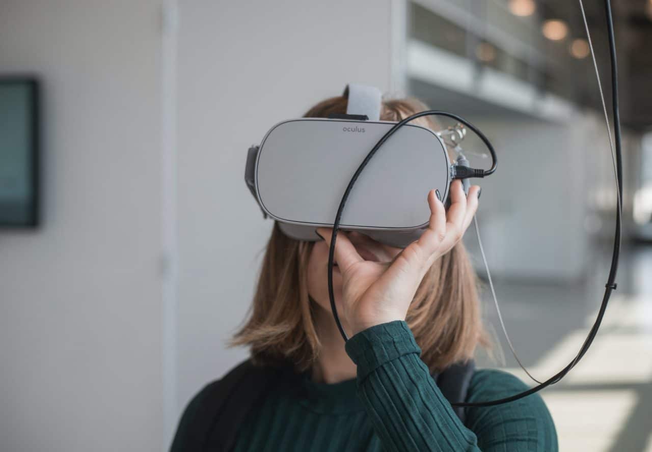 Pesquisa revela que usuários de óculos AR preferem Google e Apple em relação ao Facebook. Imagem: Maxim Hopman/Unsplash