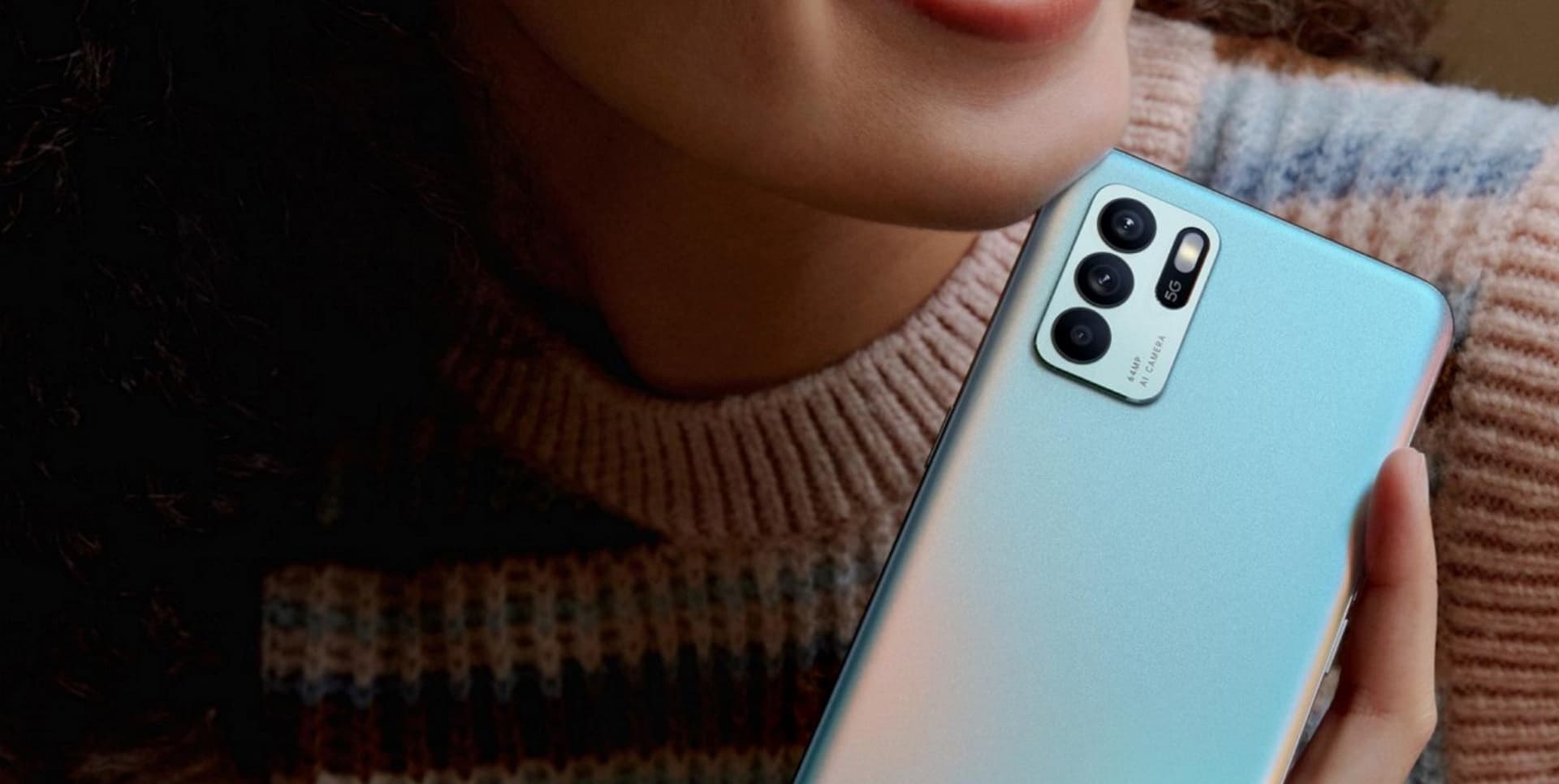 Imagem mostra pessoa segurando o Oppo Reno 6 Z, que teve fotos reais vazadas pelo próprio site da marca