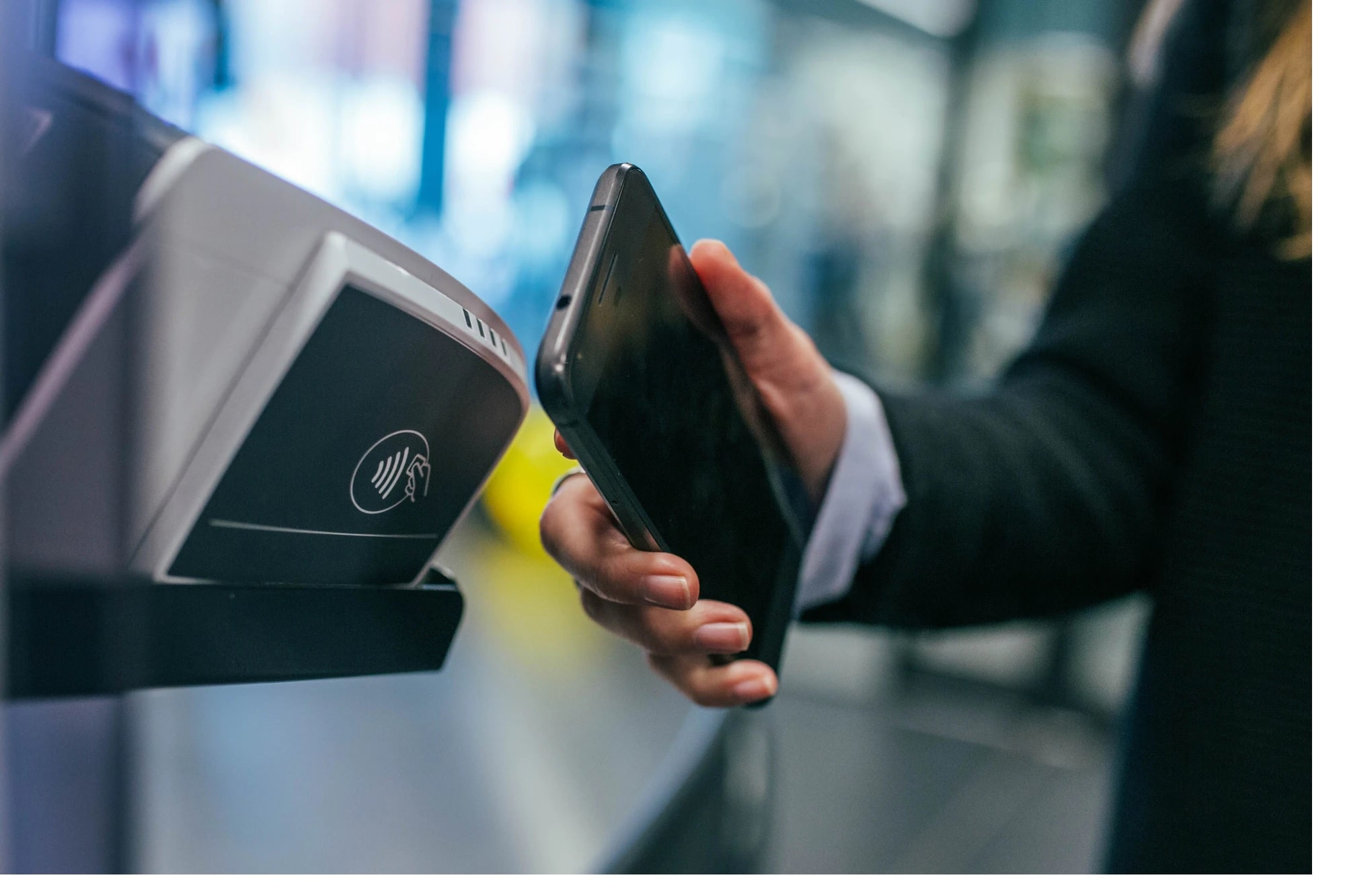 Mulher anônima fazendo um pagamento com celular