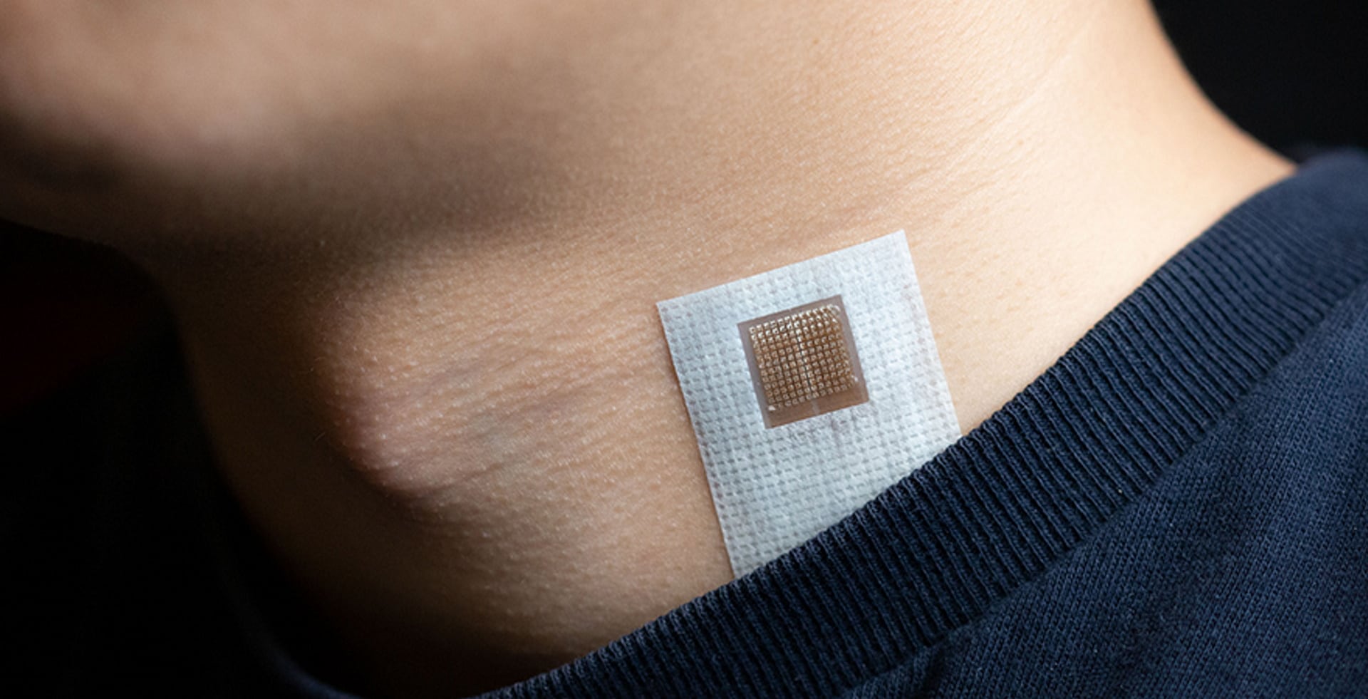 Imagem mostra pessoa utilizando película flexível que promete medir o fluxo sanguíneo