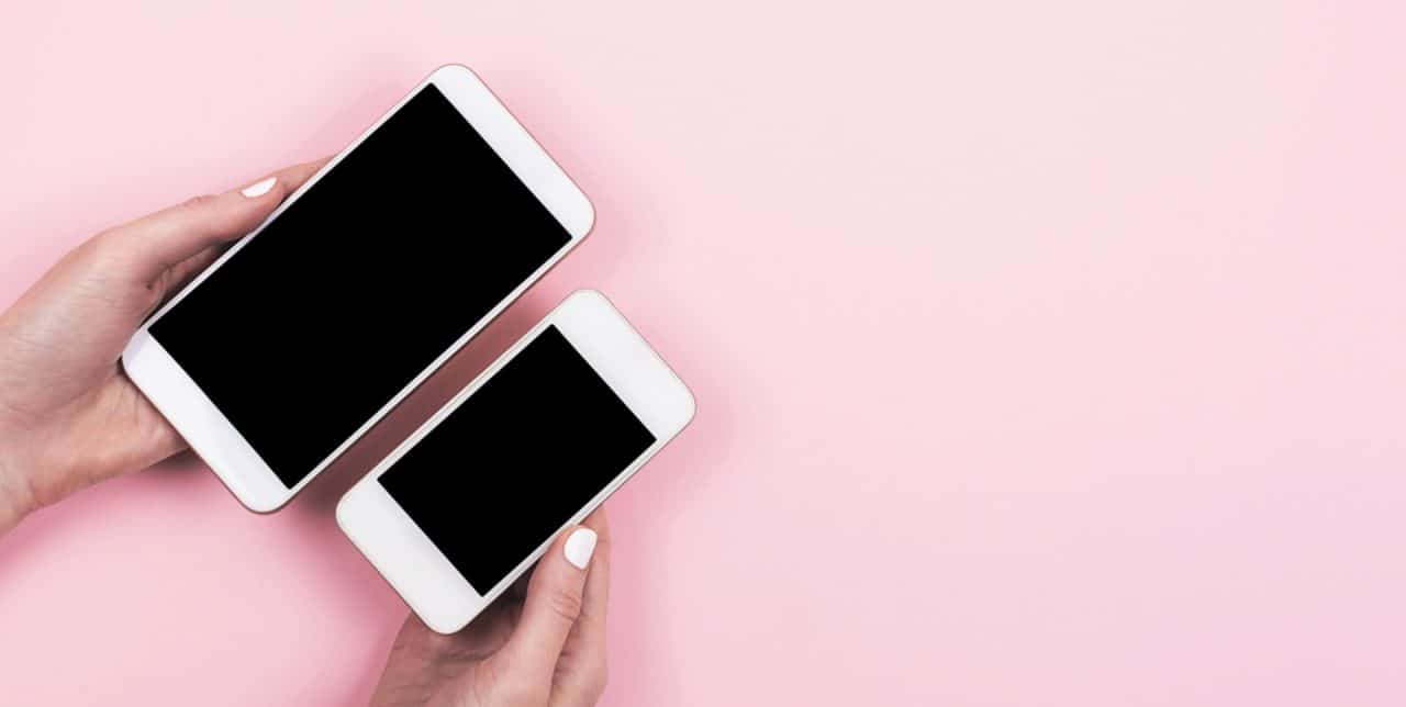 Imagem mostra pessoa entregando dois celulares, simbolizando troca 2 por 1 aberta pela Samsung dos EUA na pré-venda dos Galaxy Z Fold ou Z Flip 3