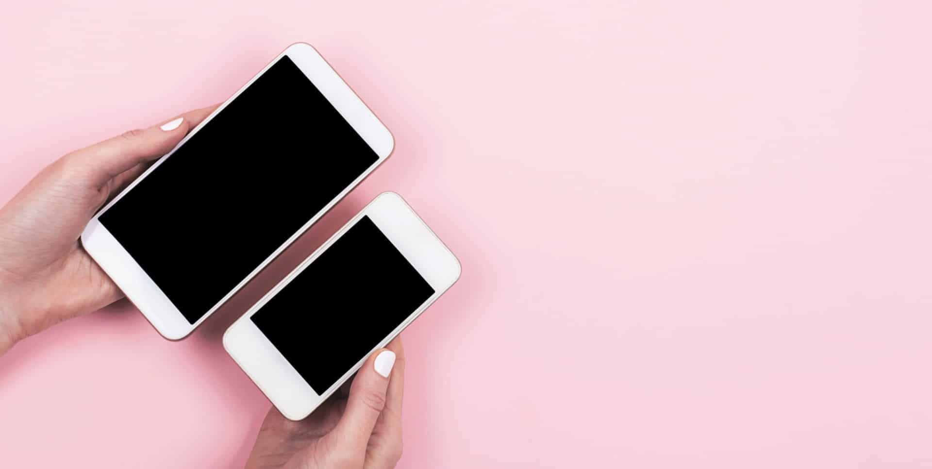 Imagem mostra pessoa entregando dois celulares, simbolizando troca 2 por 1 aberta pela Samsung dos EUA na pré-venda dos Galaxy Z Fold ou Z Flip 3