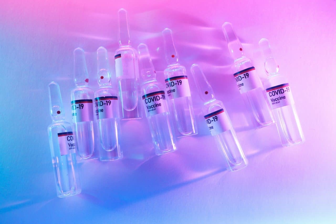 Várias cápsulas de vacina contra a Covid-19 para ilustrar que o Facebook só agora está bloqueando uma hashtag antivaxx