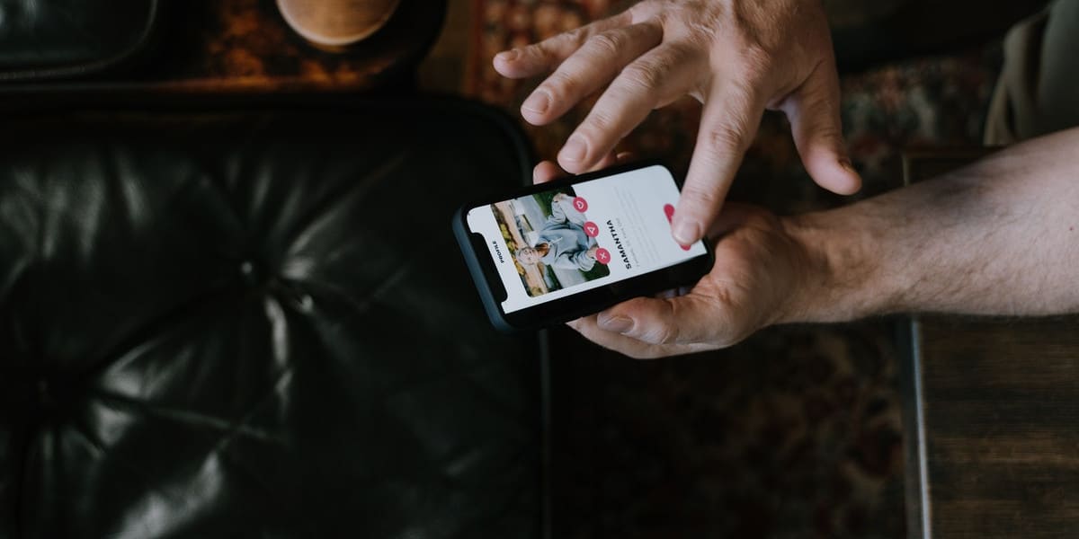 Celular de uma pessoa usando o Tinder