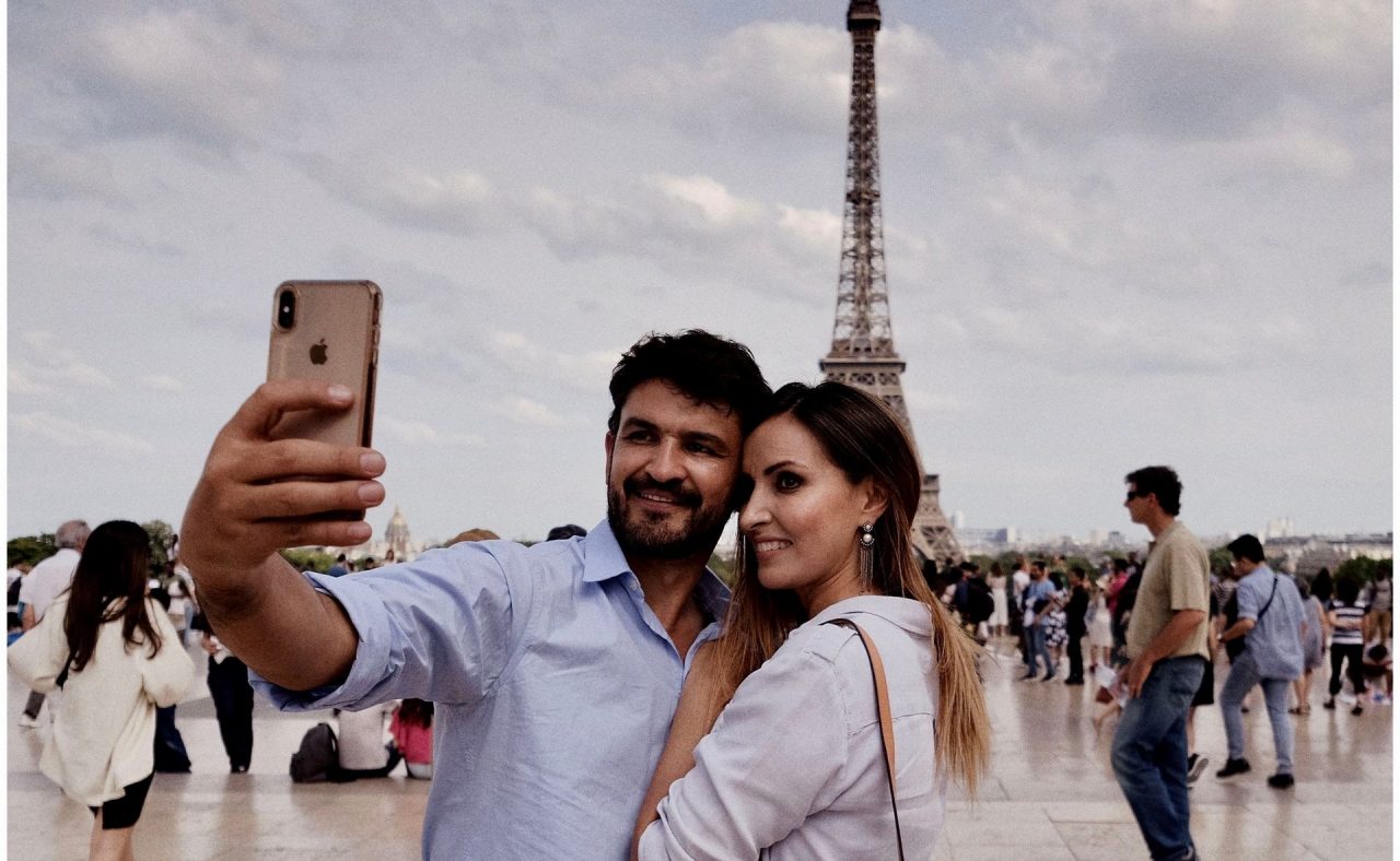 Pessoas usando o WhatsApp em um aparelho iOS para tirar uma foto em alta resolução
