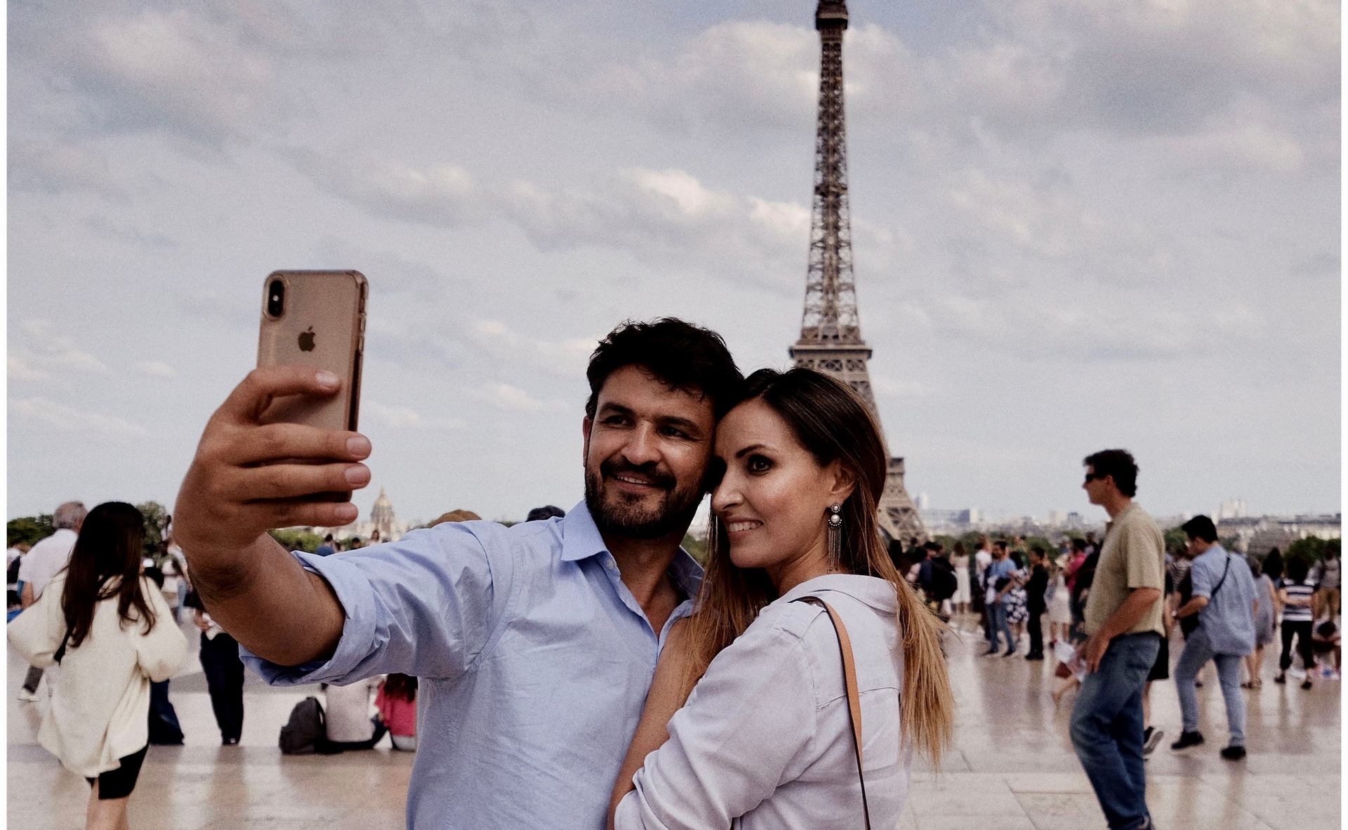 Pessoas usando o WhatsApp em um aparelho iOS para tirar uma foto em alta resolução