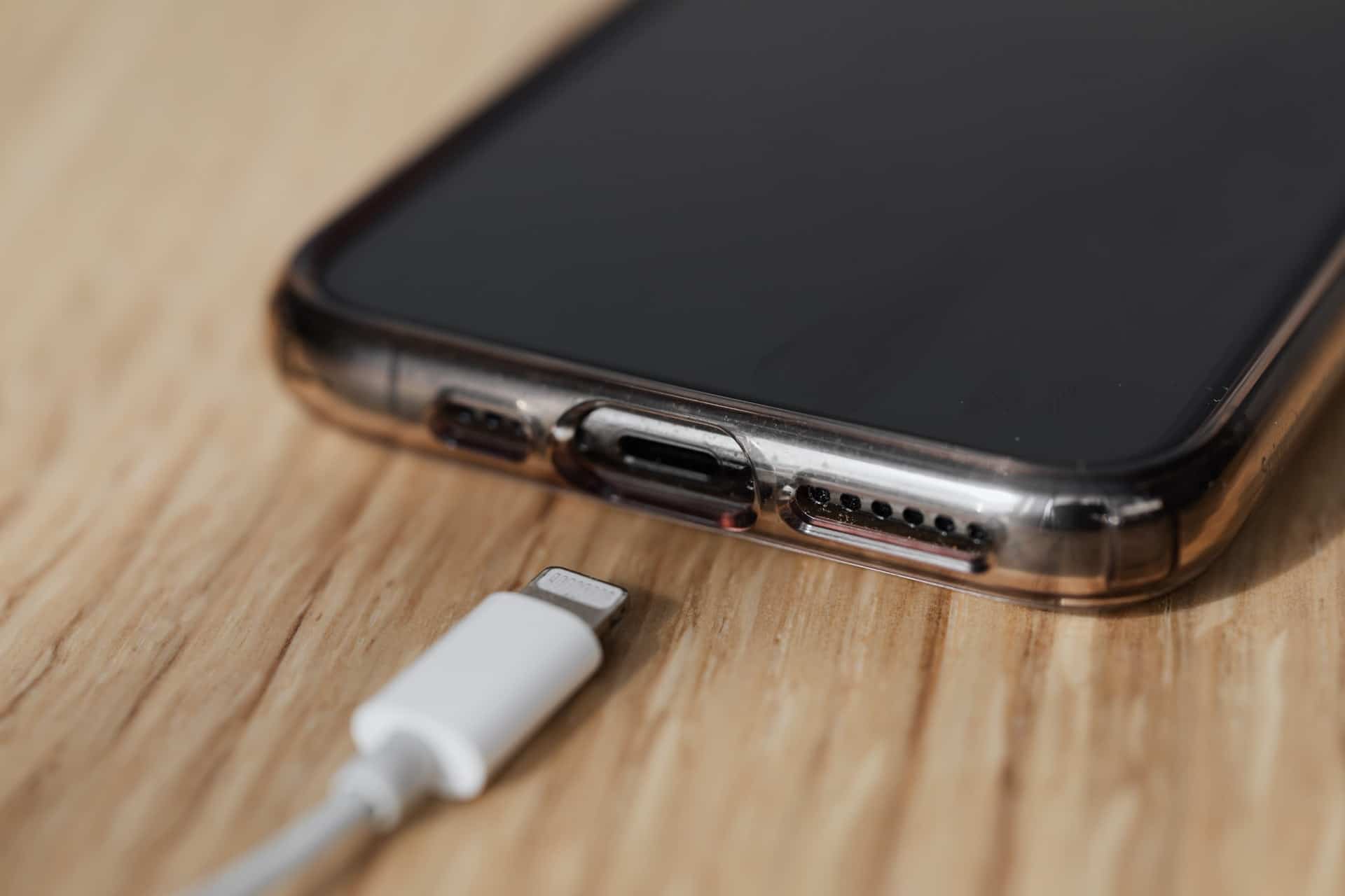 imagem de um slot USB-C para ilustrar que um celular não gasta muita energia