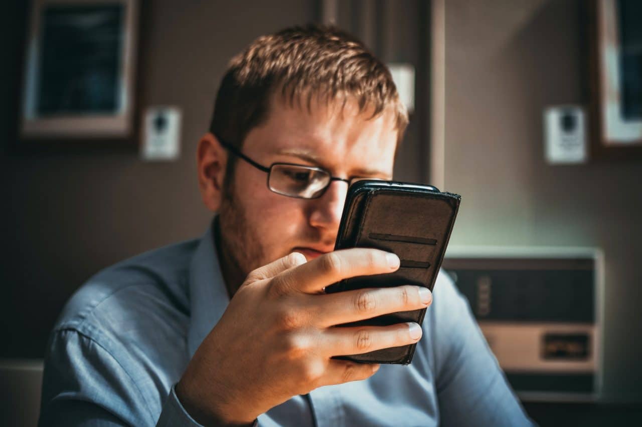 Usuário confuso com as abas agrupadas do Chrome no celular, mas que agora pode desabilitar Chrome