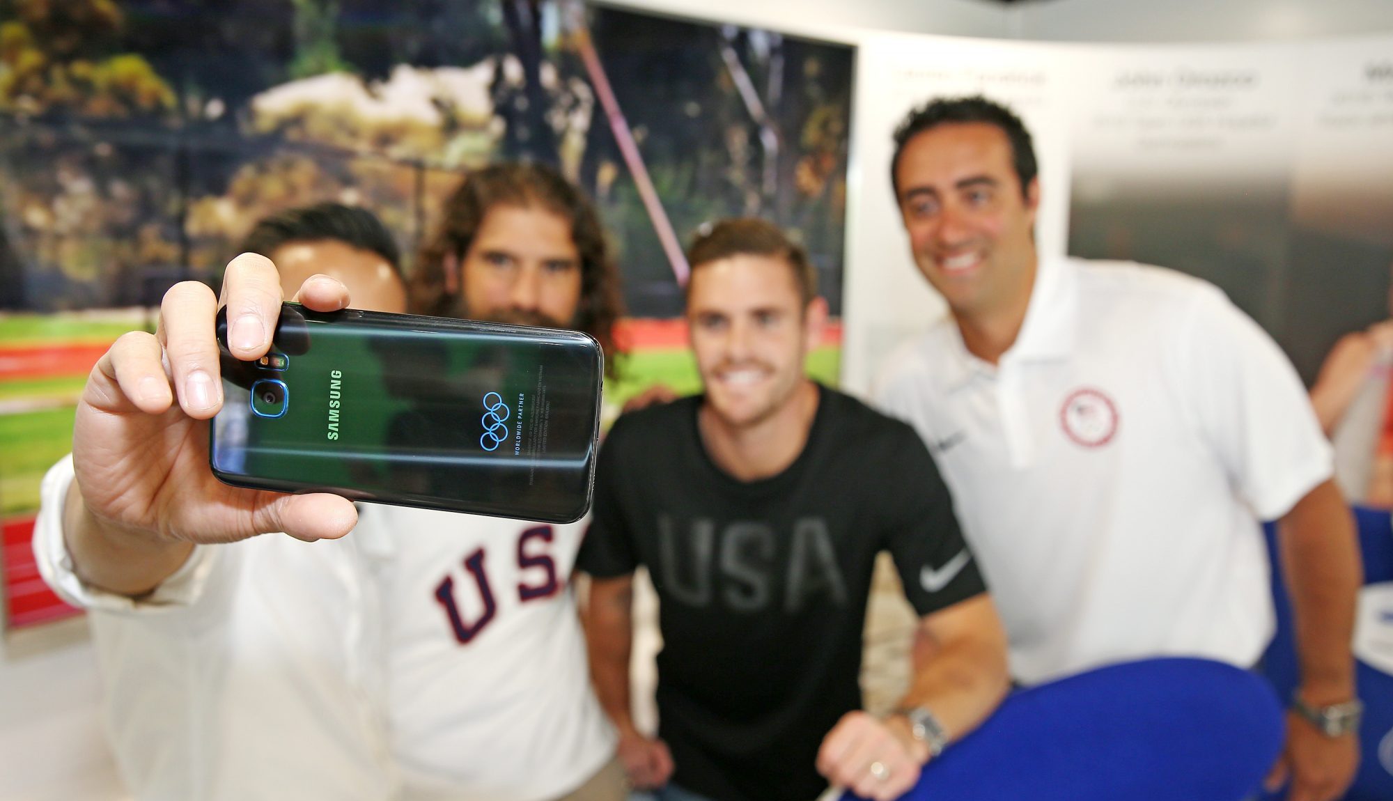 Galaxy S7 Edge na mão de um dos atletas da delegação americana em 2016
