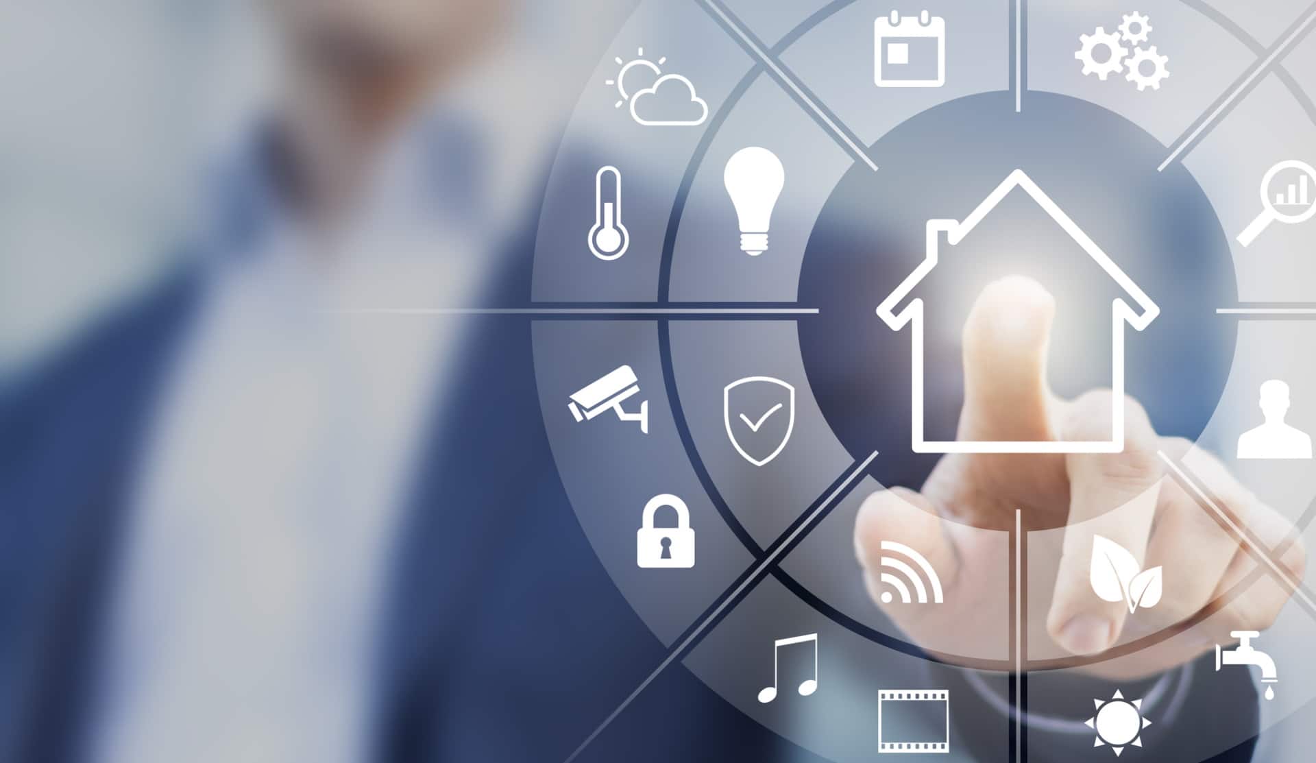 Imagem mostra homem comandando smart home, que hoje é bem fácil de criar